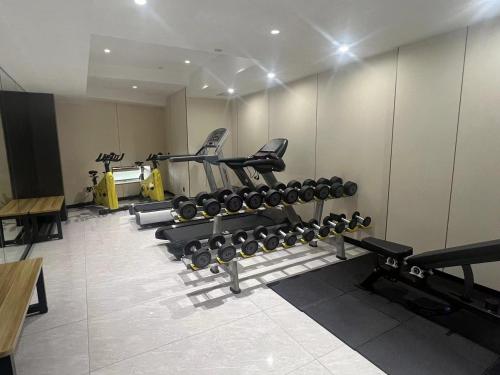 Yueda Financial City International Hotelにあるフィットネスセンターまたはフィットネス設備