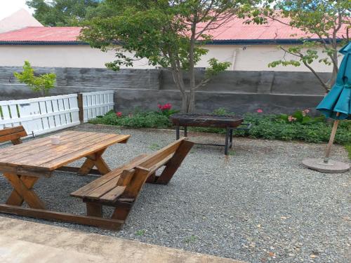 Taman di luar Herb Garden Guesthouse