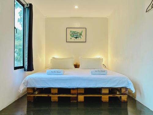 Ein Bett oder Betten in einem Zimmer der Unterkunft Pig Dive Hostel Moalboal