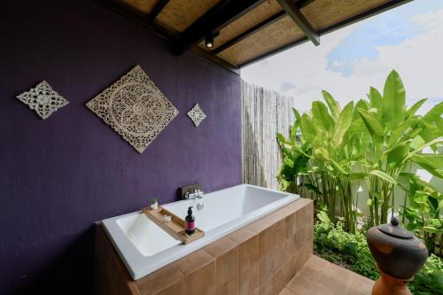 Taman di luar Noppharat Krabi Resort