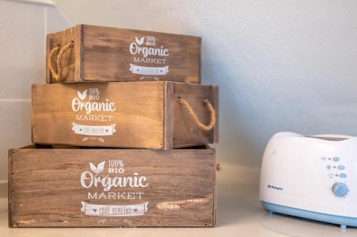 a stack of wooden boxes next to a toaster at Can 32 Apartamento 1 habitación in Pollença