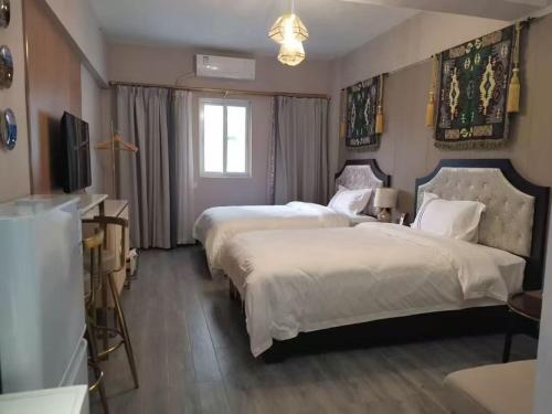 Postel nebo postele na pokoji v ubytování Linghu Building Yuelai Hotel