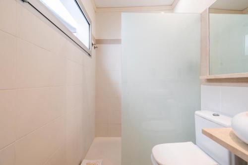 a bathroom with a toilet and a sink at Can 32 Apartamento 1 habitación in Pollença