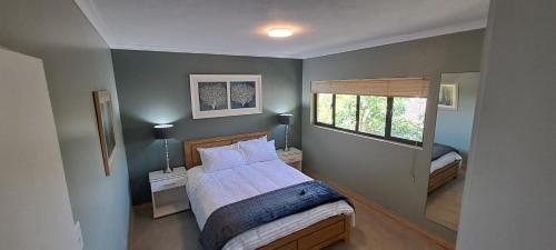 En eller flere senge i et værelse på Chic Flat with Stunning Views