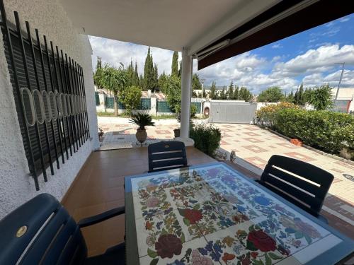 a patio with a table and chairs on a patio at Chalet independiente en zona residencial rural con piscina privada in Jaén