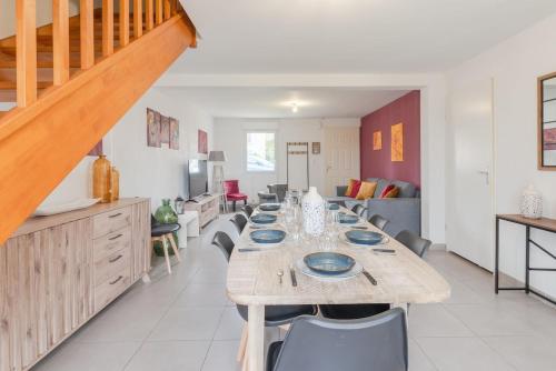 une salle à manger avec une longue table et des chaises dans l'établissement Maison 8 pers à 15min à pied de la plage avec jardin, à Pornic