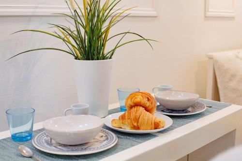 une table avec deux plaques alimentaires et une plante dans l'établissement Central, calme avec parking, à Boulogne-Billancourt