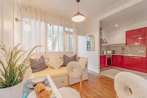 un salon avec un canapé et une cuisine dans l'établissement Central, calme avec parking, à Boulogne-Billancourt