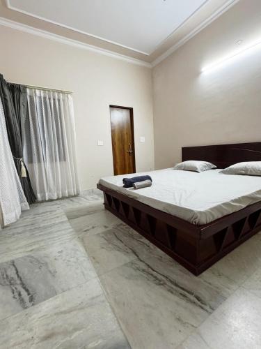 Katil atau katil-katil dalam bilik di Luxury 3BHK Independent House Entire Villa