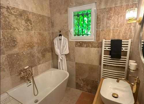 SantʼAntoninoにあるVilla Catalinaのバスタブと洗面台のあるバスルーム