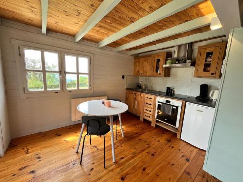 - une cuisine avec une table au milieu d'une pièce dans l'établissement Le Spirit, Chalet 2 personnes, à Lucinges