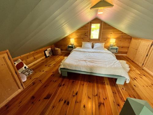 - une chambre avec un lit au milieu d'un grenier dans l'établissement Le Spirit, Chalet 2 personnes, à Lucinges
