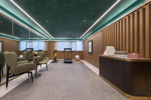 a waiting room with chairs and a hair salon at 武汉汉口新华路漫心酒店 in Wuhan