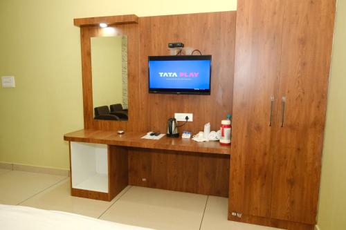 Hotel Bharatiにあるテレビまたはエンターテインメントセンター