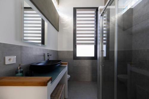 a bathroom with a sink and a glass shower at Associazione Garage24 Aps Ets in Portoferraio