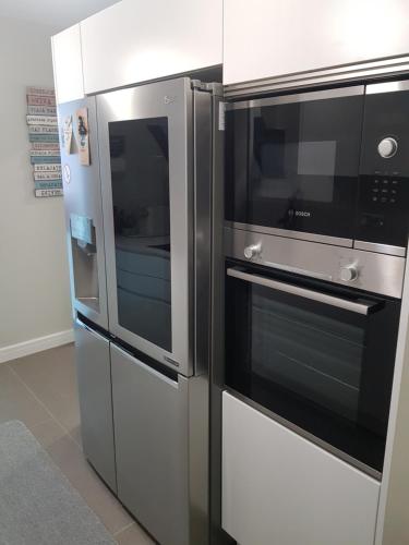 eine Küche mit 2 Mikrowellen und einem Kühlschrank in der Unterkunft Luxury Home in Las Palmas de Gran Canaria