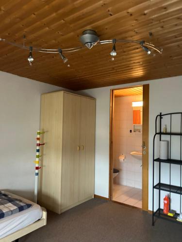 Postel nebo postele na pokoji v ubytování Quarto Privado em Einigen - Spiez