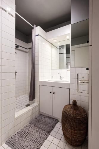 une salle de bain avec une douche, un lavabo et une baignoire dans l'établissement Appartement Cosy au Coeur du marais, Paris !, à Paris