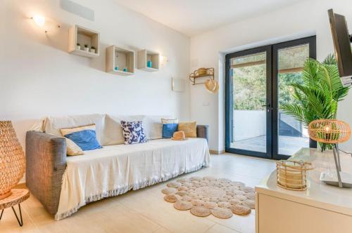 Una sala de estar con un sofá y una ventana. en Son Carrió 6, en Son Carrio