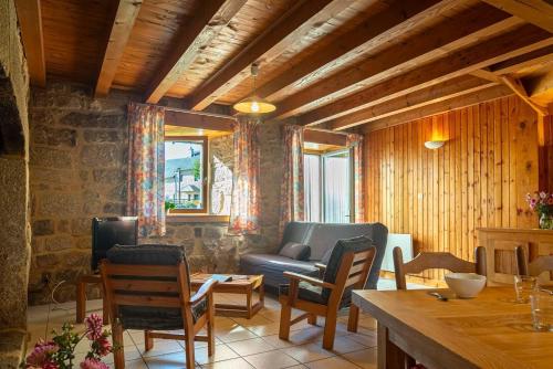 un salon avec un canapé et une table dans l'établissement Gîte Gîtes de France 4/6 personnes B, à La Fage-Saint-Julien