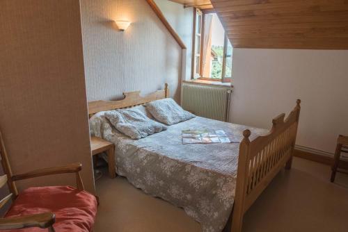 une chambre avec un lit et une fenêtre dans l'établissement Gîte Gîtes de France 6/7 personnes au Fau de Peyre, à Fau-de-Peyre