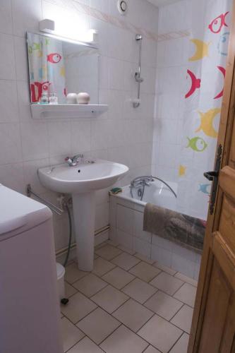 une salle de bain avec un lavabo et une baignoire dans l'établissement Gîte Gîtes de France 6/7 personnes au Fau de Peyre, à Fau-de-Peyre