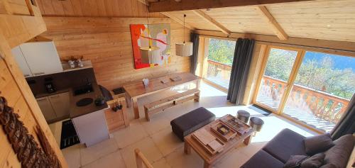 - une vue de tête sur un salon et une cuisine dans une cabine dans l'établissement Les Gets, aux Gets