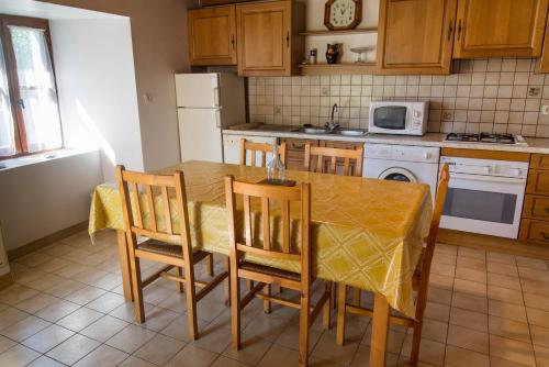 Kuchyň nebo kuchyňský kout v ubytování Gîte Gîte de Chantejals 5/7 personnes