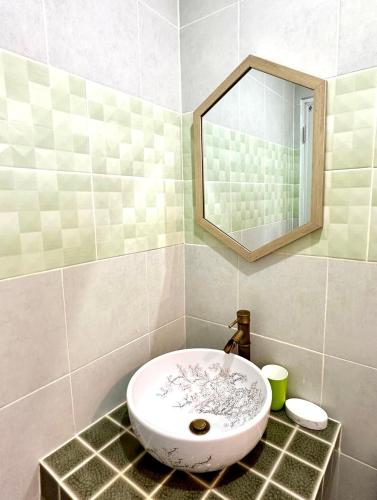 Un baño de Zane Balcony House Ranong Hotel เซน บัลโคนี่ เฮ้าส์ ระนอง
