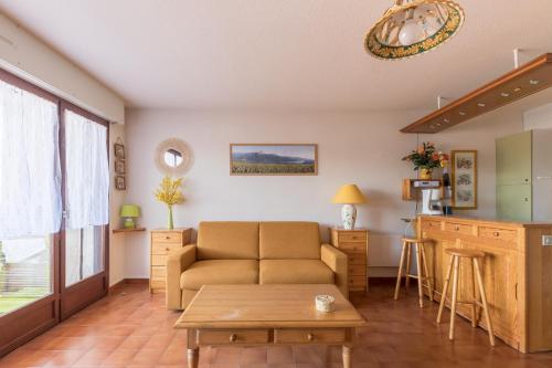 un salon avec un canapé et une table dans l'établissement Les Lagopèdes - Charmant T2 entre lac et montagne, à Savines