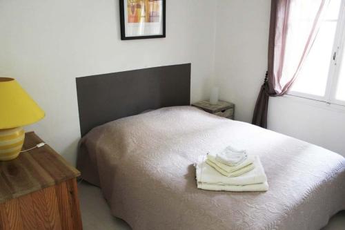 une chambre avec un lit avec des serviettes dessus dans l'établissement Villa 10 pers - piscine - Daglan, à Daglan