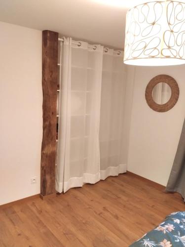 a room with a curtain and a wooden pole at Maison Indépendante in Soissons-sur-Nacey