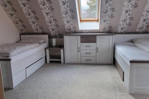 a bedroom with two beds and a window at Apartment Kleine Auszeit in Wiendorf