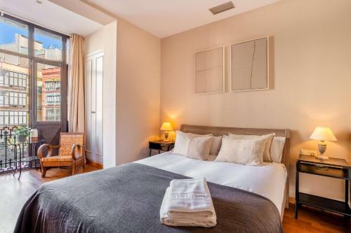 A bed or beds in a room at Elegant 3-bedroom Apartment in the Heart of BCN