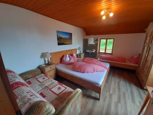 Postel nebo postele na pokoji v ubytování Gasthof Schmiederalm