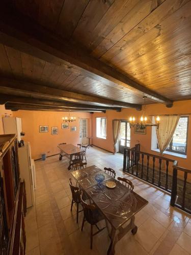 a large living room with a table and chairs at Il borgo come in un castello in Montabone