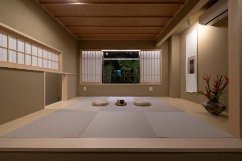 a room with a large rug in a room with a window at Shirakabanoyado - SEIFU 白樺の宿 - 清風, 11 guests OK, ideal for groups & families, easy to Namba, USJ, Doutonbori, Osaka castle! in Osaka