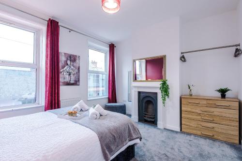 En eller flere senge i et værelse på Charming Home in Chester by 53 Degrees Property, Ideal for Family Getaways, Central Location!