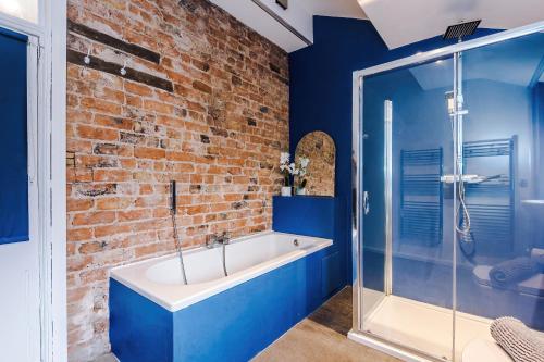 Et badeværelse på Charming Home in Chester by 53 Degrees Property, Ideal for Family Getaways, Central Location!