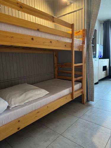 quelques lits superposés dans une chambre dans l'établissement Studio Cosy entre port et mer Cap Agde, au Cap d'Agde