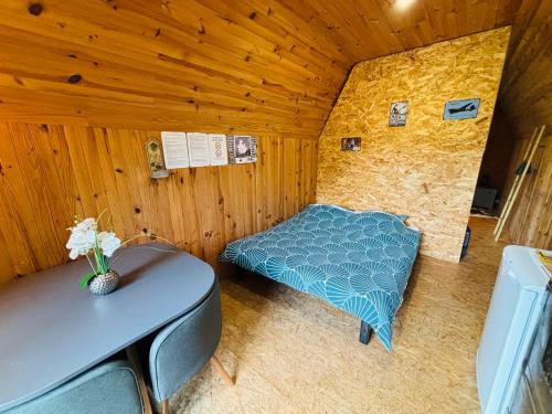 Postel nebo postele na pokoji v ubytování Nuit insolite dans un ancien héliport