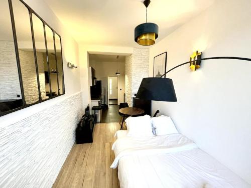 une chambre avec deux lits et une table dans l'établissement Bercy Station, Near Arena, à Paris