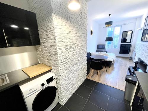 - une cuisine avec un mur en pierre et une table dans une chambre dans l'établissement Bercy Station, Near Arena, à Paris
