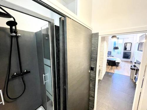 une salle de bain avec une douche avec une porte vitrée dans l'établissement Bercy Station, Near Arena, à Paris