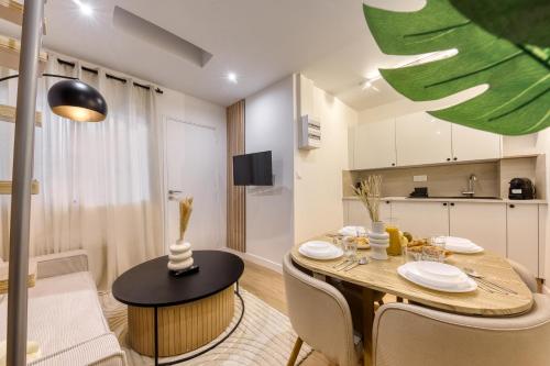 une cuisine et une salle à manger avec une table et des chaises dans l'établissement Charmant T2 proche Paris, à Bagnolet
