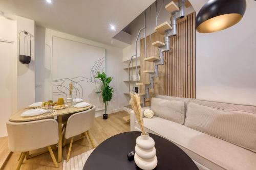 un salon avec un canapé et une table dans l'établissement Charmant T2 proche Paris, à Bagnolet