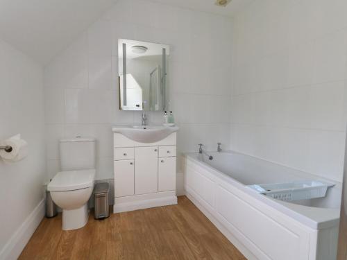 ウェアラムにあるRempstone Farmhouseのトイレと洗面台を備えた白いバスルーム