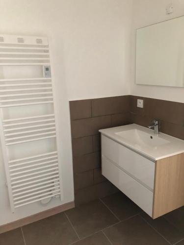 une salle de bain avec un lavabo et un miroir dans l'établissement Petite maison au calme avec piscine privative, à Saint-Rémy-de-Provence