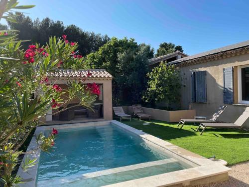 un cortile con piscina e giardino di Petite maison au calme avec piscine privative a Saint-Rémy-de-Provence