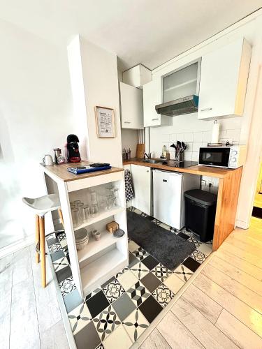 Photo de la galerie de l'établissement T2 - Face de la Gare SNCF avec un balcon et un garage, à Orléans